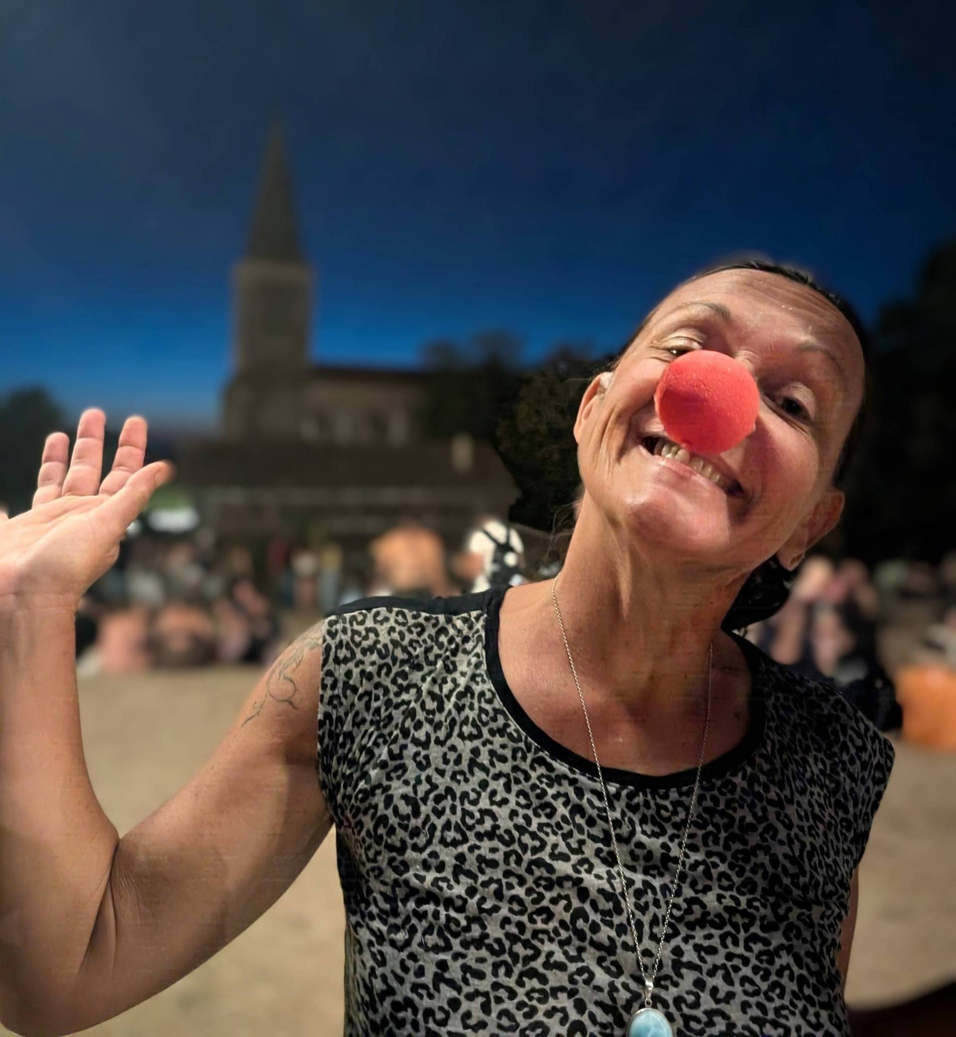 L’enfant intérieur – joie et spontanéité Delphine souriant avec un nez rouge, dans un moment de jeu et de spontanéité