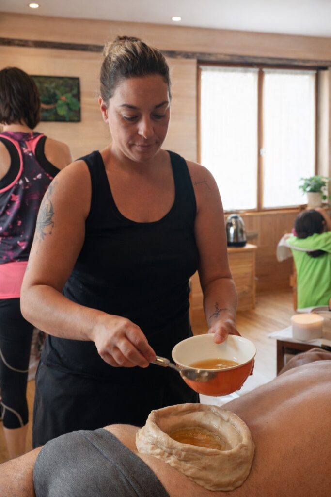 Formation aux bastis externes en Ayurveda – application d’huile dans un basti thérapeutique