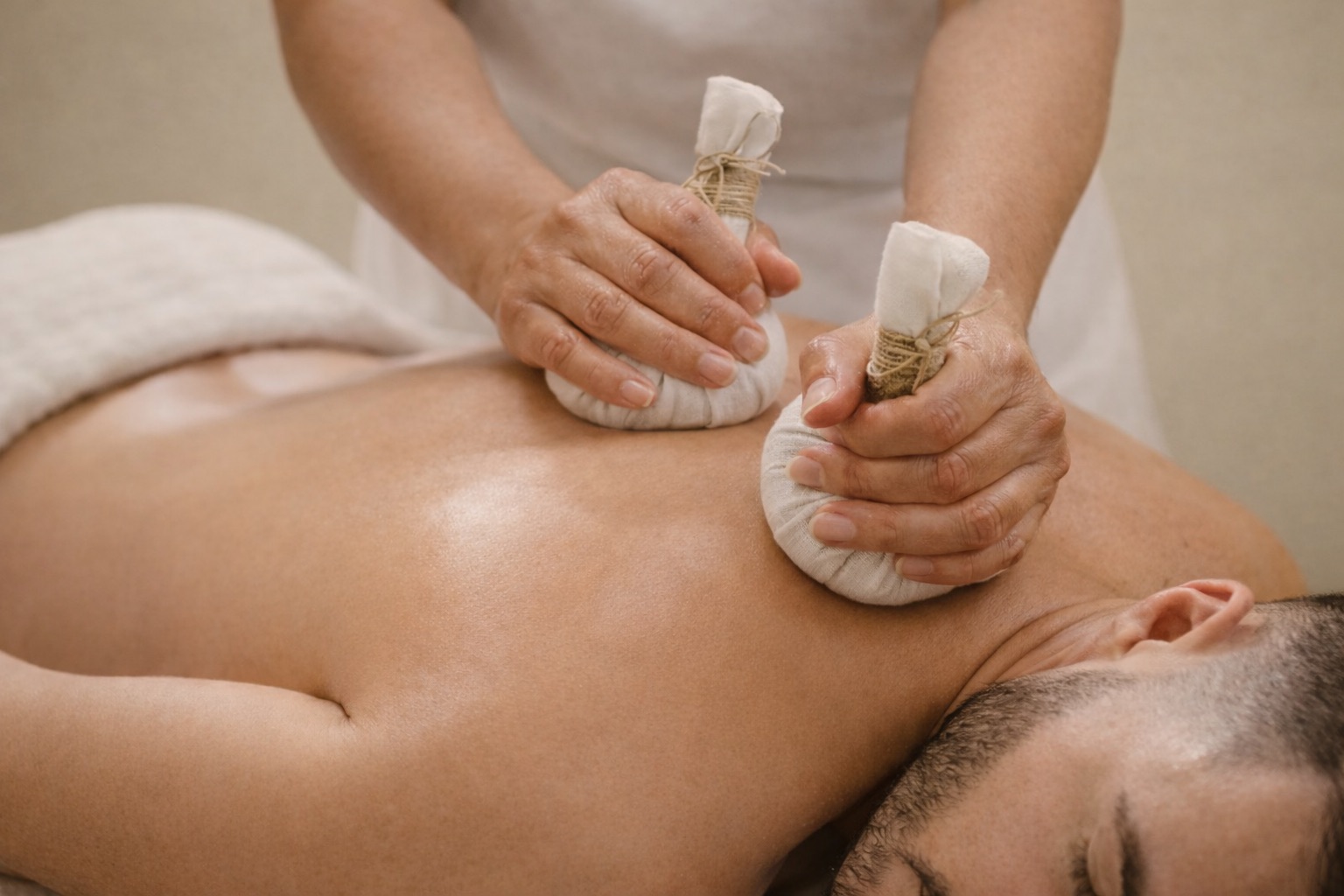 Massage ayurvédique aux tampons chauds – soin Pinda Svedana