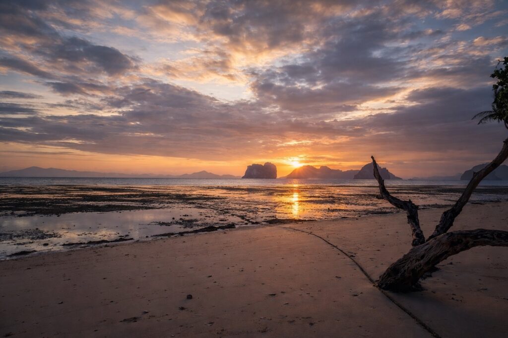 plage koh ngai thailande coucher soleil retraite yoga ayurveda