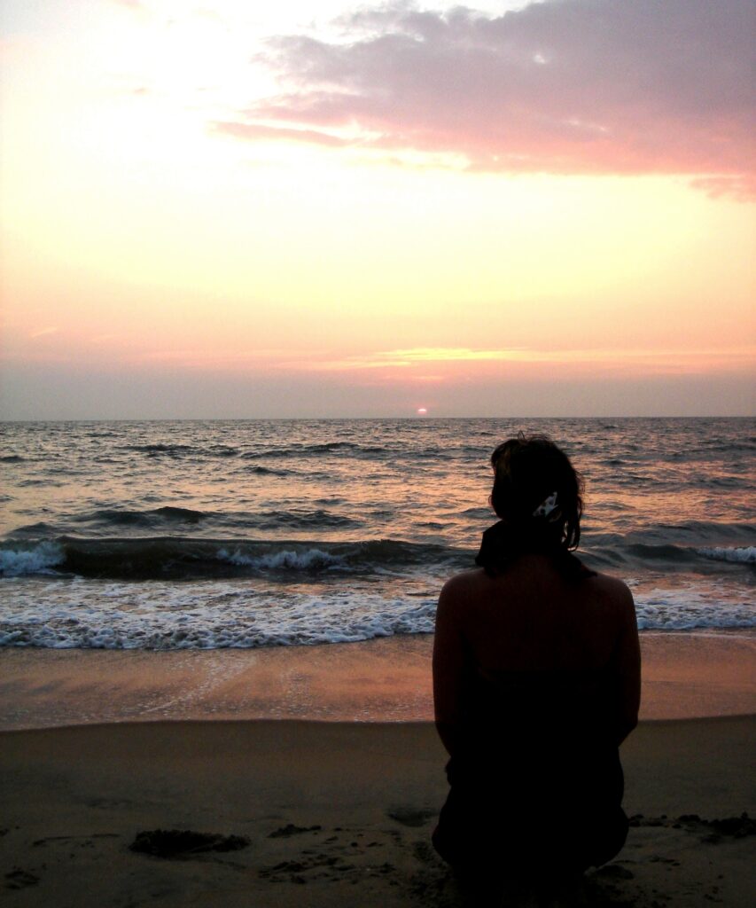 meditation plage thailande coucher soleil retraite yoga ayurveda
