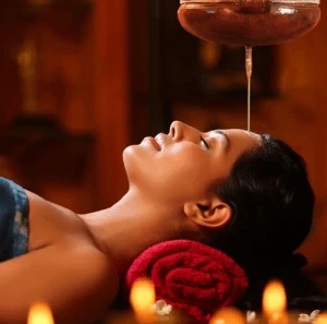 Soin Shirodhara en Ayurveda – huile chaude versée sur le front pour apaiser le mental
