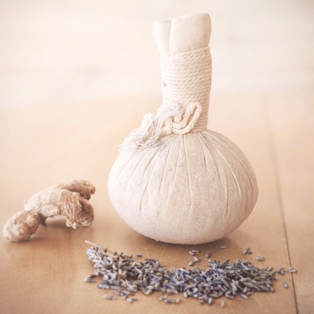 Tampon chaud ayurvédique aux plantes utilisé pour le soin Pinda Svedana