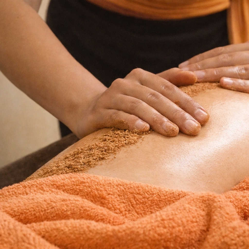 Udvarthana – massage ayurvédique aux poudres de plantes sur le corps